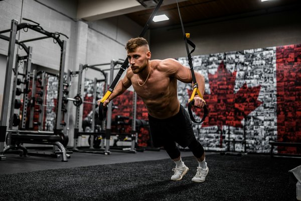 Comment structurer une routine de musculation pour améliorer la force des poignets chez les pratiquants de kitesurf?